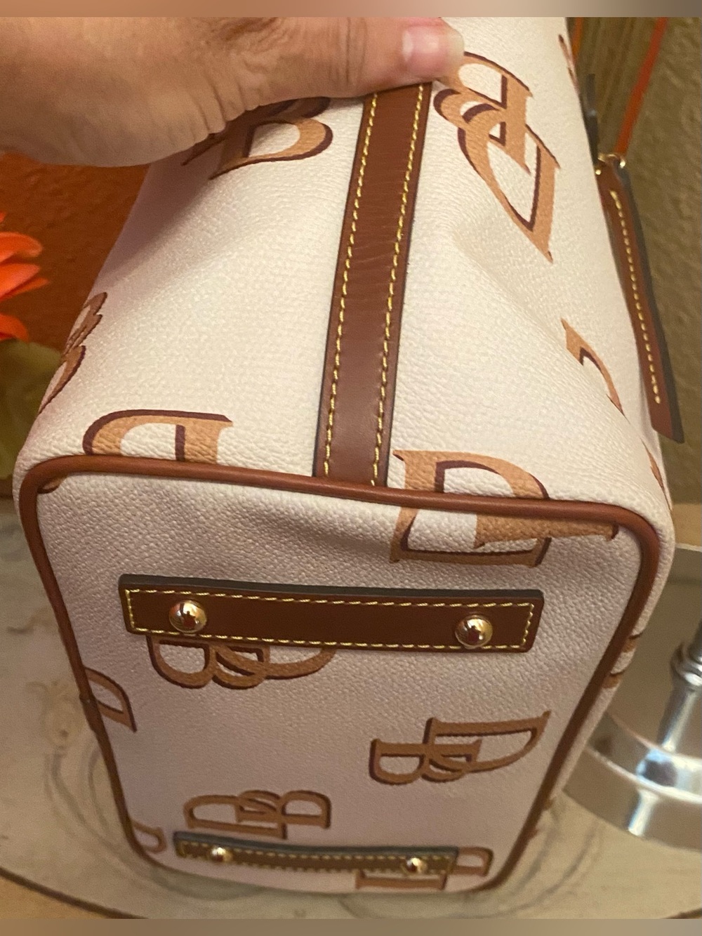Dooney & Bourke - LIKE NEW - Monogram Tote in beige/ivory with tan leather trim - Picture 10 of 16